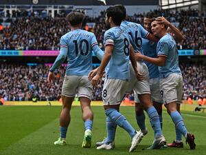 Manchester City's Argentinian striker Julian Alvarez (R) celebrates with teammates after scoring their first goal during the English Premier League football match between Manchester City and Liverpool at the Etihad Stadium in Manchester, north west England, on April 1, 2023. (Photo by Paul ELLIS / AFP)