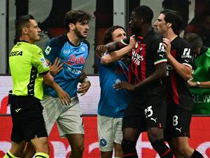 Italian referee Maurizio Mariani (L) holds back Napoli's Georgian forward Khvicha Kvaratskhelia as AC Milan's Italian midfielder Sandro Tonali (R) and Napoli's Portuguese defender Mario Rui (3rdR) hold back AC Milan's British defender Fikayo Tomori during the Italian Serie A football match between AC Milan and Napoli on September 18, 2022 at the San Siro stadium in Milan. (Photo by MIGUEL MEDINA / AFP)