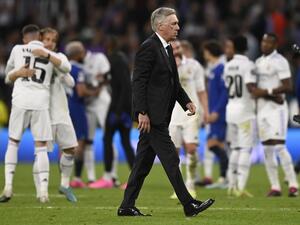 Real Madrid's Italian coach Carlo Ancelotti walks on the pitch at the end of the UEFA Champions League quarter final first leg football match between Real Madrid CF and Chelsea FC at the Santiago Bernabeu stadium in Madrid on April 12, 2023. (Photo by OSCAR DEL POZO / AFP)