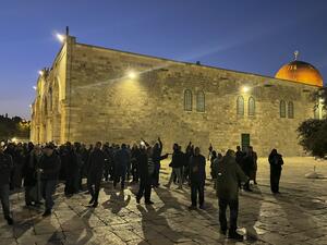 قوات الإحتلال تعتدي على المعتكفين داخل المسجد الأقصى واعتقال المئات