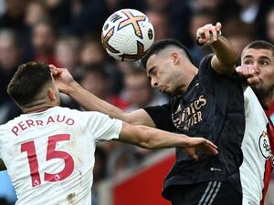 Southampton's French defender Romain Perraud (L) vies with Arsenal's Brazilian midfielder Gabriel Martinelli (C) to header the ball during the English Premier League football match between Southampton and Arsenal at St Mary's Stadium in Southampton, southern England on October 23, 2022. (Photo by Ben Stansall / AFP) 