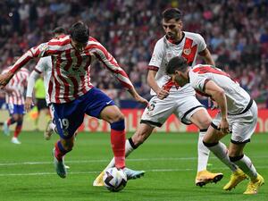 (From L) Atletico Madrid's Spanish forward Alvaro Morata fights for the ball with Rayo Vallecano's Spanish defender Alejandro Catena and Rayo Vallecano's Spanish defender Fran Garcia during the Spanish league football match between Club Atletico de Madrid and Rayo Vallecano de Madrid at the Wanda Metropolitano stadium in Madrid on October 18, 2022. (Photo by OSCAR DEL POZO CANAS / AFP)