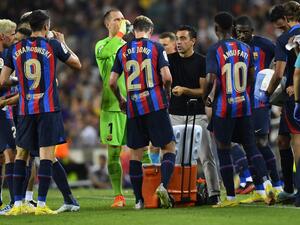 Barcelona's Spanish coach Xavi talks to players during the Spanish league football match between FC Barcelona and Rayo Vallecano de Madrid at the Camp Nou stadium in Barcelona on August 13, 2022. (Photo by Pau BARRENA / AFP)