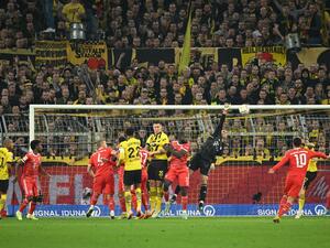 Bayern Munich's German goalkeeper Manuel Neuer (C) makes a save during the German first division Bundesliga football match between BVB Borussia Dortmund and FC Bayern Munich in Dortmund, western Germany, on October 8, 2022. (Photo by INA FASSBENDER / AFP) 