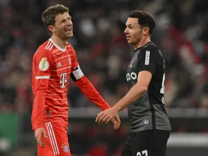 Bayern Munich's German forward Thomas Mueller (L) laughs next to Freiburg's German midfielder Nicolas Hoefler during the German Cup (DFB Pokal) quarter-final football match FC Bayern Munich v SC Freiburg in Munich southern Germany on April 4, 2023. (Photo by CHRISTOF STACHE / AFP)