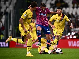 Juventus' French midfielder Adrien Rabiot (C) is tackled during the Italian Serie A football match between Juventus and Bologna on October 2, 2022 at the Juventus stadium in Turin. (Photo by Marco BERTORELLO / AFP)