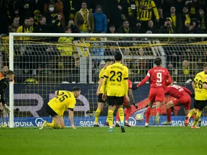 Leipzig's Swedish midfielder Emil Forsberg (2R) scores during the German first division Bundesliga football match between Borussia Dortmund and RB Leipzig in Dortmund on March 3, 2023. (Photo by INA FASSBENDER / AFP)