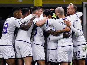 Fiorentina's Czech midfielder Antonin Barak (R) celebrates after scoring an equalizer during the Italian Serie A football match between AC Milan and Fiorentina on November 13, 2022 at the San Siro stadium in Milan. (Photo by Filippo MONTEFORTE / AFP)