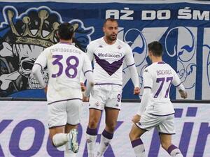 Fiorentina's Brazilian forward Arthur Cabral (C) celebrates with teammates scoring during the UEFA Europa Conference quarter final football match between Lech Poznan and ACF Fiorentina at the Poznan Stadium in Poznan, Poland, on April 13, 2023. (Photo by JANEK SKARZYNSKI / AFP)