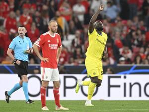 Inter Milan's Belgian forward Romelu Lukaku (R) celebrates scoring his team's second goal from the penalty spot during the UEFA Champions League quarter final first leg football match between SL Benfica and Inter Milan at the Luz stadium in Lisbon on April 11, 2023. (Photo by PATRICIA DE MELO MOREIRA / AFP)