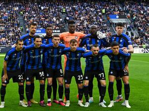 Inter Milan players pose for a team photo prior to the Italian Serie A football match between Inter and Fiorentina on April 1, 2023 at the Giuseppe-Meazza (San Siro) stadium in Milan. (Photo by GABRIEL BOUYS / AFP)