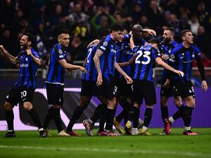 Inter Milan's Belgian forward Romelu Lukaku (4thR) celebrates after opening the scoring during the UEFA Champions League round of 16 first leg football match between Inter Milan and FC Porto, on February 22, 2023 at the San Siro (Giuseppe-Meazza) stadium in Milan. (Photo by Marco BERTORELLO / AFP)