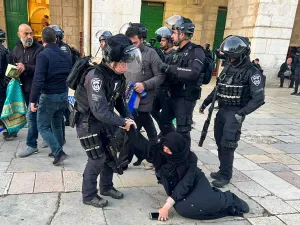 قوات الإحتلال الاسرائيلي تعتدي على المصلين في ساحات المسجد الأقصى