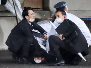 القبض على شخص يشتبه بتنفيذه تفجير استهدف محيط مكان إلقاء رئيس الوزراء الياباني لخطابه