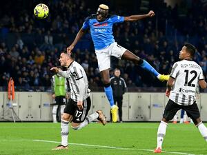 Napoli's Nigerian forward Victor Osimhen (C) heads the ball to score a goal during the Italian Serie A football match between Napoli and Juventus at the Diego-Maradona stadium in Naples on January 13, 2023. (Photo by Alberto PIZZOLI / AFP)