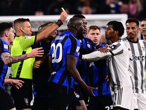 Inter Milan’s forward Romelu Lukaku (c) argues with Juventus’ midfielder Juan Cuadrado from Colombia during the Italian Cup semi-final first leg football match between Juventus and Inter Milan on April 4 2023 at the "Allianz Stadium" in Turin. (Photo by Marco BERTORELLO / AFP)