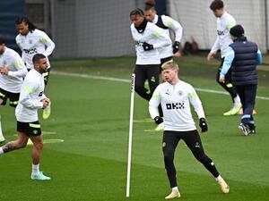 Manchester City's Belgian midfielder Kevin De Bruyne (C) and Manchester City's English defender Kyle Walker attends a team training session at Manchester City training ground in Manchester, north-west England on April 10, 2023, on the eve of their UEFA Champions League quarter-final first leg football match against Bayern Munich. (Photo by Paul ELLIS / AFP)