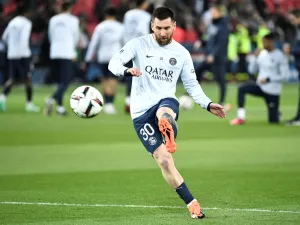 Paris Saint-Germain's Argentine forward Lionel Messi shoots during the warm up session before the French L1 football match between Paris Saint-Germain (PSG) and Olympique Lyonnais (OL) at The Parc des Princes Stadium in Paris on April 2, 2023. (Photo by STEPHANE DE SAKUTIN / AFP)
