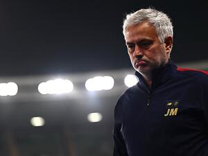 AS Roma’s Portuguese coach Jose Mourinho looks on during the Italian Serie A football match between Hellas Verona and AS Roma at the “Marcantonio Bentegodi Stadium” in Verona on October 31, 2022. (Photo by MARCO BERTORELLO / AFP)