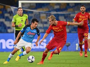 Napoli's Mexican forward Hirving Lozano (L) challenges Lecce's Danish defender Morten Hjulmand during the Italian Serie A football match between Napoli and Lecce on August 31, 2022 at the Diego-Maradona stadium in Naples. (Photo by Andreas SOLARO / AFP)