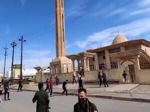 متظاهرون غاضبون يحرقون مسجدا في قضاء سنجار 