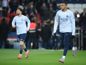 Paris Saint-Germain's French forward Kylian Mbappe (R) and Paris Saint-Germain's Argentine forward Lionel Messi warm up before the French L1 football match between Paris Saint-Germain (PSG) and Olympique Lyonnais (OL) at The Parc des Princes Stadium in Paris on April 2, 2023. (Photo by FRANCK FIFE / AFP)