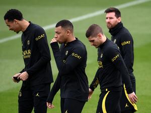 (From L) Paris Saint-Germain's French forward Hugo Ekitike, Paris Saint-Germain's French forward Kylian Mbappe,Paris Saint-Germain's Italian midfielder Marco Verratti and Paris Saint-Germain's Argentinian forward Lionel Messi arrive for a training session in Saint-Germain-en-Laye, west of Paris on March 17, 2023, on the eve of the L1 football match againts Rennes. (Photo by FRANCK FIFE / AFP)