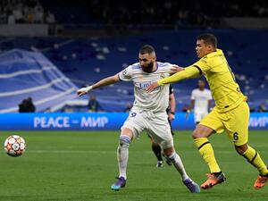 Real Madrid's French forward Karim Benzema (L) vies with Chelsea's Brazilian defender Thiago Silva during the UEFA Champions League quarter final second leg football match between Real Madrid CF and Chelsea FC at the Santiago Bernabeu stadium in Madrid on April 12, 2022. (Photo by OSCAR DEL POZO / AFP)