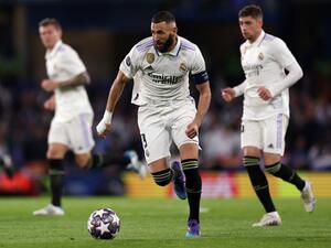 Real Madrid's French striker Karim Benzema (C) runs with the ball during the Champions League quarter-final second-leg football match between Chelsea and Real Madrid at Stamford Bridge in London on April 18, 2023. (Photo by Adrian DENNIS / AFP)