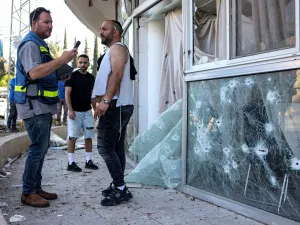 واجهة زجاجية محطمة لمبنى في شمال "اسرائيل"، جراء  إطلاق صواريخ تم اعتراضها من لبنان 