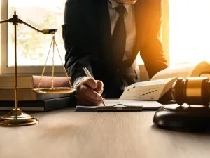 الحبس لخبير مجوهرات اردني سرق الماسا من رجل اعمال عربي