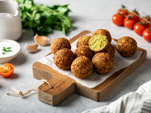 Cohen tweets about Israeli falafel, spark outrage