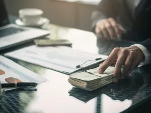  اضطرت طهران والحرس الثوري الى وقف شراء الدولار من السوق السوداء العراقية