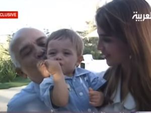 الامير حسين بين جدة الراحل ووالدته الملكة رانيا