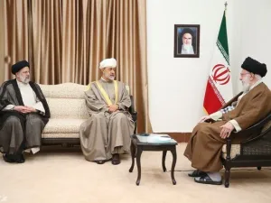 المرشد الإيراني علي خامنئي وسلطان عمان هيثم بن طارق