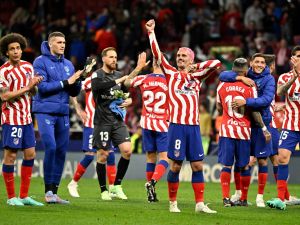 أتلتيكو مدريد يريد تحقيق الفوز اليوم على إسبانيول لضمان البقاء في المركز الثاني (Photo by JAVIER SORIANO / AFP)