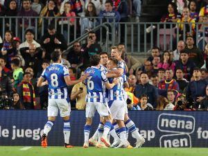 ريال سوسيداد ينتزع انتصاراً مهماً على حساب برشلونة (Photo by Lluis GENE / AFP)