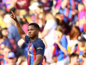 فاتي يقود برشلونة للفوز (Photo by Pau BARRENA / AFP)