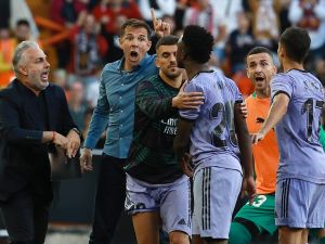 فينيسيوس يواجه مسؤولي فالنسيا بعد طرده (Photo by JOSE JORDAN / AFP / )