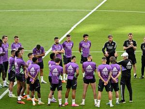 Real Madrid's Italian coach Carlo Ancelotti (Front-R) talks to his players during a training session at la Cartuja stadium in Seville on May 5, 2023, on the eve of the Spanish Copa del Rey (King's Cup) final football match between Real Madrid CF and CA Osasuna. (Photo by JAVIER SORIANO / AFP)