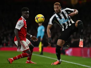 Arsenal's English midfielder Bukayo Saka (L) vies with Newcastle United's Brazilian striker Joelinton during the English Premier League football match between Arsenal and Newcastle United at the Emirates Stadium in London on January 3, 2023. (Photo by Ben Stansall / AFP)