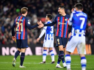 Barcelona's Dutch midfielder Frenkie de Jong (L) and Barcelona's Polish forward Robert Lewandowski react during the Copa del Rey (King's Cup), quarter final football match between FC Barcelona and Real Sociedad, at the Camp Nou stadium in Barcelona on January 25, 2023. (Photo by Pau BARRENA / AFP)