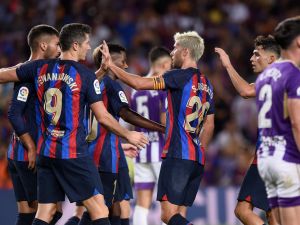 Barcelona's Spanish defender Sergi Roberto (C) celebrates with teammates after scoring his team's fourth goal during the Spanish League football match between FC Barcelona and Real Valladolid FC at the Camp Nou stadium in Barcelona on August 28, 2022. (Photo by Josep LAGO / AFP)