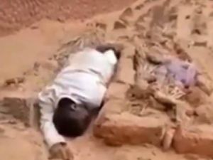 إسماعيل برابح  ينام بجانب قبر والدته