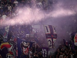 Fiorentina fans cheer during the Italian Serie A football match between Inter and Fiorentina on April 1, 2023 at the Giuseppe-Meazza (San Siro) stadium in Milan. (Photo by GABRIEL BOUYS / AFP)