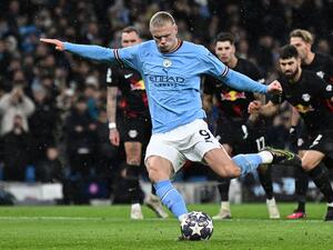 Manchester City's Norwegian striker Erling Haaland shoots from the penalty spot to score the team's  opening goal during the UEFA Champions League round of 16 second-leg football match between Manchester City and RB Leipzig at the Etihad Stadium in Manchester, north west England, on March 14, 2023. (Photo by Paul ELLIS / AFP)