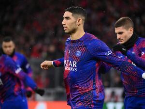 Paris Saint-Germain's Moroccan defender Achraf Hakimi warms up prior to the UEFA Champions League round of 16, 2nd-leg football match FC Bayern Munich v Paris Saint-Germain FC in Munich, southern Germany, on March 8, 2023. (Photo by FRANCK FIFE / AFP)