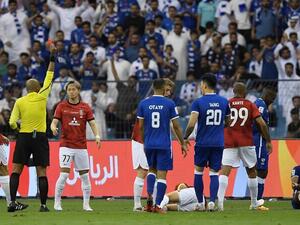 الهلال يخسر خدمات نجمه سالم الدوسري (يمين) في مواجهة العودة (المصدر: أ ف ب)