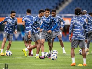 Al-Hilal's players take part in a fooball training session at Saitama Stadium in Saitama on May 5, 2023, on the eve of the second leg of the AFC Champions League final between Saudi Arabia's Al-Hilal and Japan's Urawa Red Diamonds. (Photo by Yuichi YAMAZAKI / AFP)