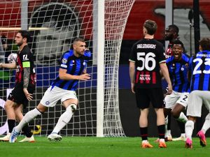 Inter Milan's Bosnian forward Edin Dzeko (2ndL) celebrates after opening the scoring during the UEFA Champions League semi-final first leg football match between AC Milan and Inter Milan, on May 10, 2023 at the San Siro stadium in Milan. (Photo by Marco BERTORELLO / AFP)